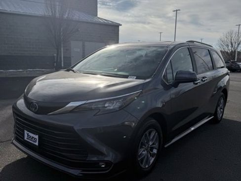 Used 2025 Toyota Sienna XLE image 2