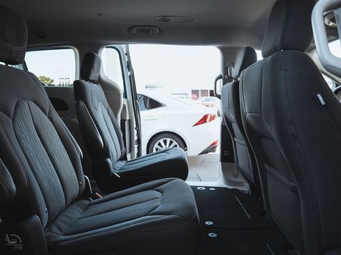 Used 2017 Chrysler Pacifica Touring image 18