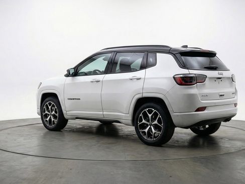 Used 2025 Jeep Compass Limited image 6
