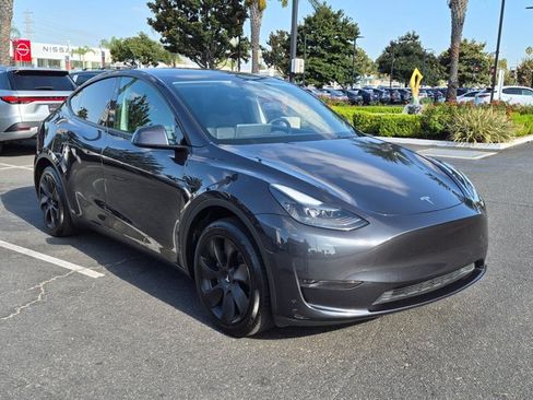 Used 2024 Tesla Model Y Long Range RWD image 3