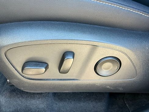 Used 2025 Chevrolet Traverse LT image 29