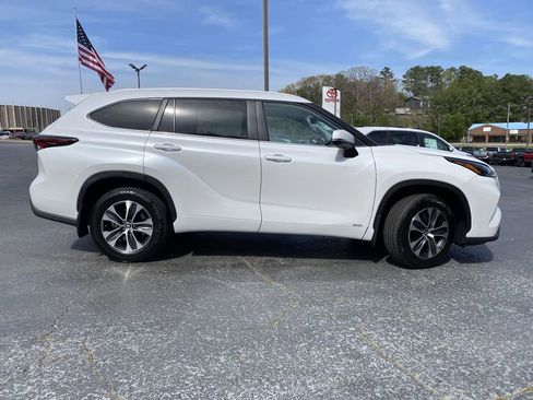 Used 2026 Toyota Highlander XLE AWD/4WD image 2