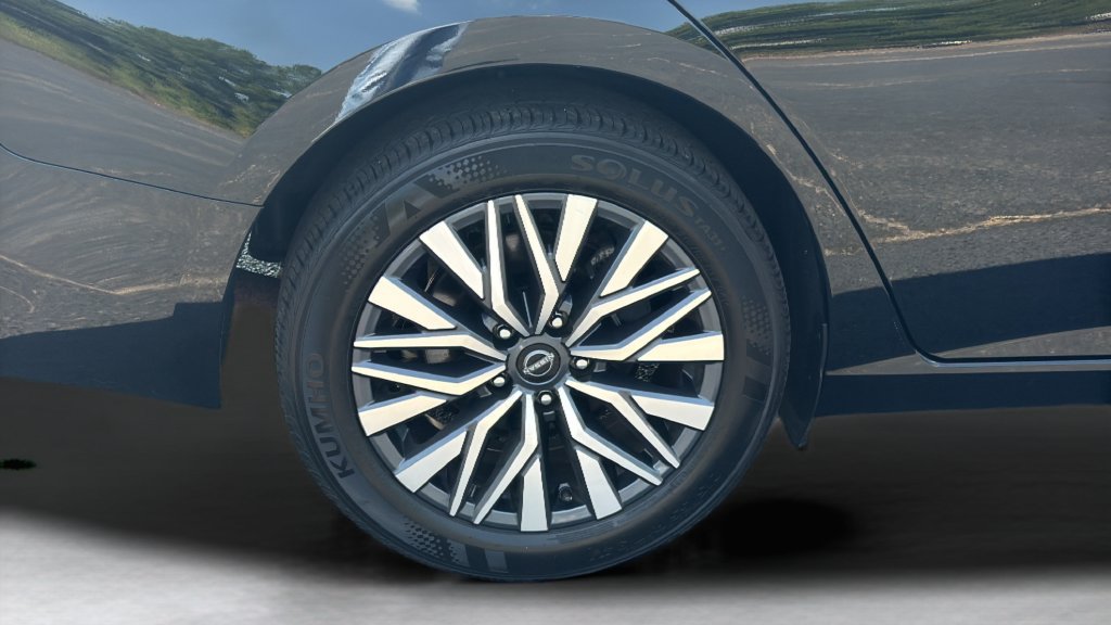 Used 2025 Nissan Altima 2.5 SV FWD image 19