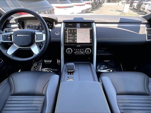 Used 2025 Land Rover Discovery Dynamic SE AWD/4WD image 15