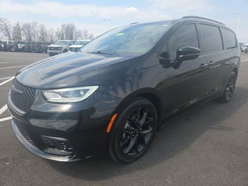 Used 2023 Chrysler Pacifica Limited w/ Uconnect Theater Family Group image 2