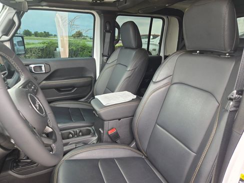 Used 2025 Jeep Gladiator Sport image 10