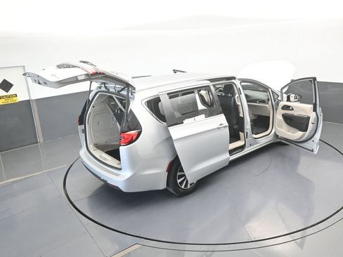 Used 2024 Chrysler Pacifica Select image 73