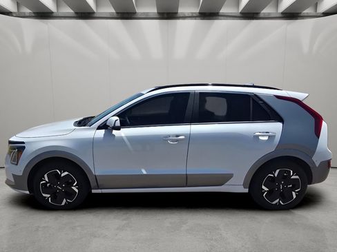 Used 2023 Kia Niro Wave FWD image 2