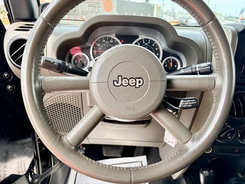 Used 2007 Jeep Wrangler Unlimited Sahara AWD/4WD image 15
