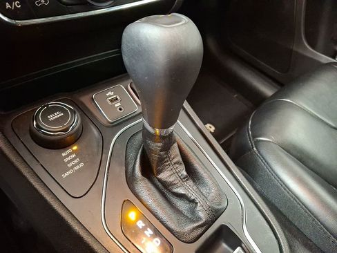 Used 2019 Jeep Cherokee Latitude Plus w/ Comfort/Convenience Group image 11