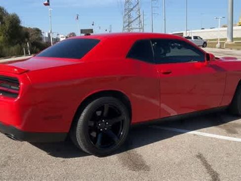 Used 2022 Dodge Challenger SXT image 8