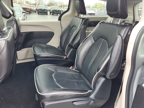 Used 2023 Chrysler Pacifica Limited image 25