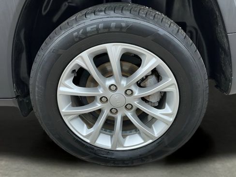 Used 2019 Jeep Cherokee Latitude w/ Cold Weather Group FWD image 32