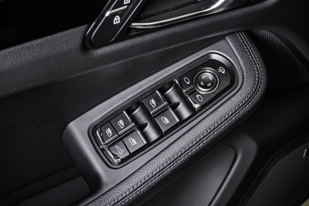Certified 2026 Porsche Macan AWD/4WD image 26