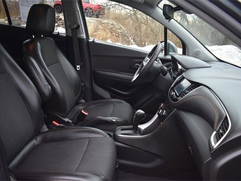 Used 2017 Chevrolet Trax LT w/ LT Convenience Package image 12