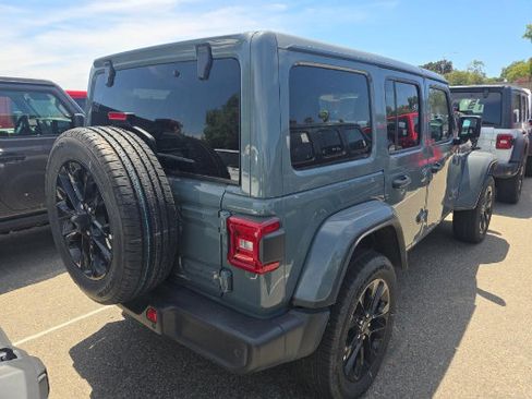 Used 2025 Jeep Wrangler Unlimited Sahara w/ Safety Group AWD/4WD image 5