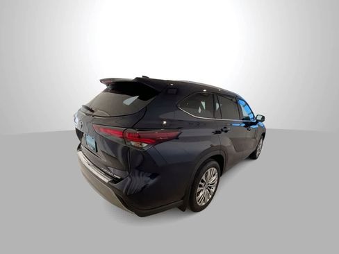 New 2026 Toyota Highlander Platinum image 8