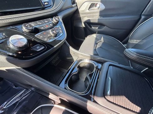 Used 2025 Chrysler Pacifica Limited w/ Trailer Tow Group image 19