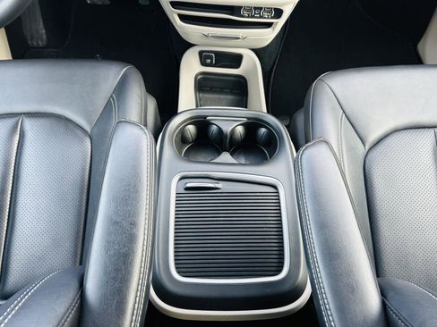 Used 2024 Chrysler Pacifica Touring-L image 22