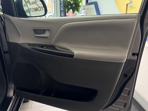 Used 2017 Toyota Sienna LE w/ Protection Package AWD/4WD image 31