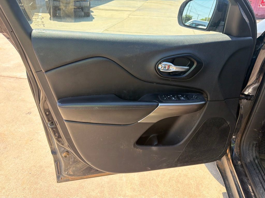 Used 2021 Jeep Cherokee Latitude FWD image 21