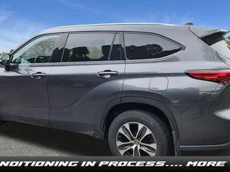 Used 2021 Toyota Highlander XLE AWD/4WD video 1