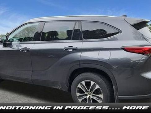 Used 2021 Toyota Highlander XLE AWD/4WD image 1