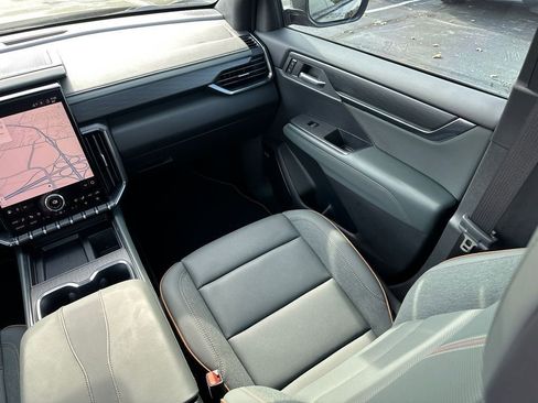 Used 2025 GMC Acadia AT4 w/ Luxury Package image 18