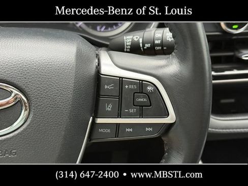 Used 2022 Toyota Highlander XLE FWD image 22