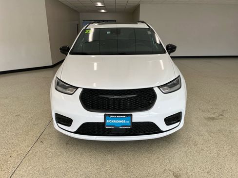 Used 2025 Chrysler Pacifica Limited FWD image 4