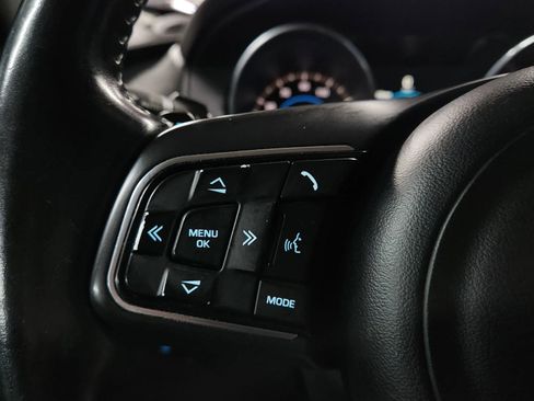 Used 2017 Jaguar F-PACE Premium image 26