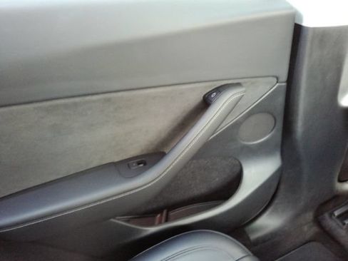 Used 2023 Tesla Model Y AWD image 29