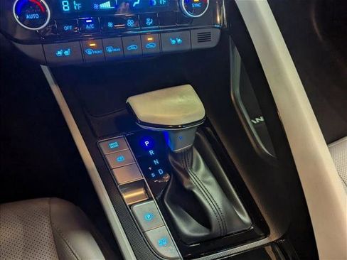 Certified 2025 Hyundai Elantra Limited image 12