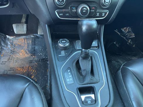 Used 2021 Jeep Cherokee Latitude Plus image 18