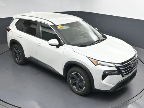 Used 2025 Nissan Rogue SV image 32