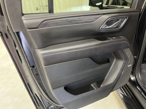 Used 2024 GMC Yukon XL SLT w/ SLT Luxury Package image 16