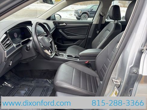 Used 2024 Volkswagen Jetta SE image 9