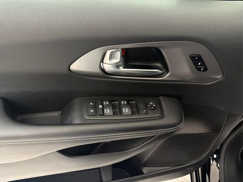 Used 2025 Chrysler Pacifica Select FWD image 31