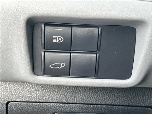 Used 2020 Toyota Highlander XLE AWD/4WD image 24