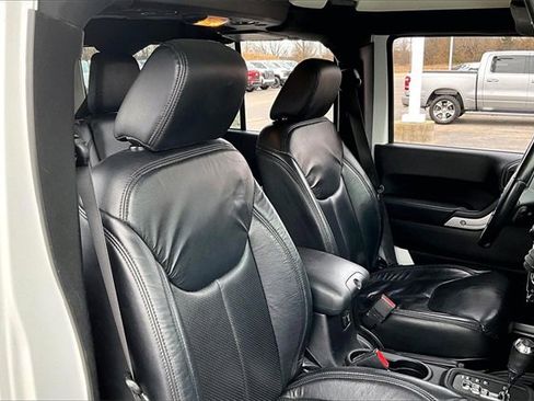Used 2016 Jeep Wrangler Unlimited Sahara w/ Connectivity Group image 27