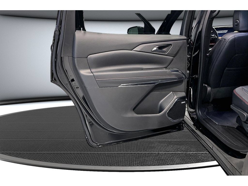 New 2026 Chevrolet Traverse RS w/ LPO, Floor Liner Package FWD image 38