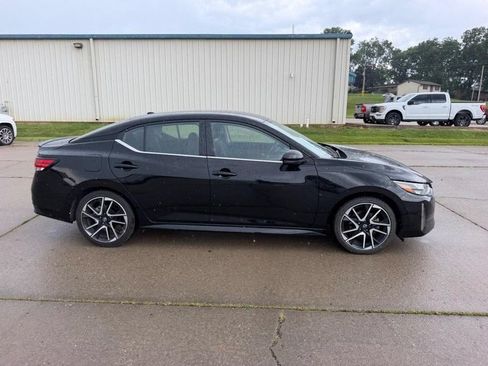 Used 2025 Nissan Sentra SR FWD image 2
