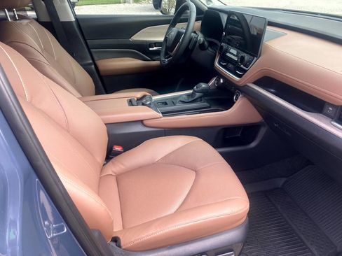 Used 2025 Toyota Grand Highlander AWD image 11