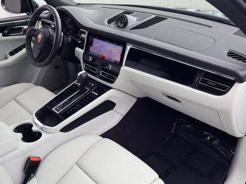 Certified 2026 Porsche Macan AWD/4WD image 25
