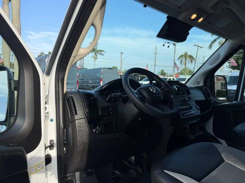 Used 2024 RAM ProMaster 2500 w/ Convenience Group FWD image 12