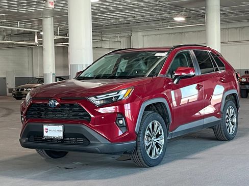 Used 2022 Toyota RAV4 XLE Premium AWD/4WD image 4