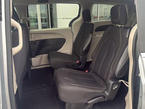 Used 2023 Chrysler Voyager LX image 11
