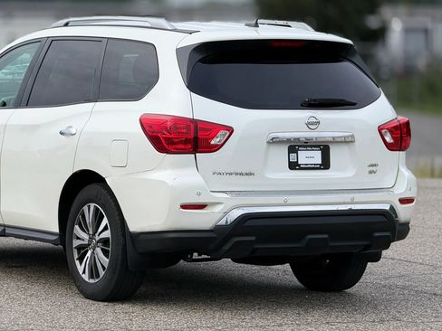 Used 2017 Nissan Pathfinder SV AWD/4WD image 16