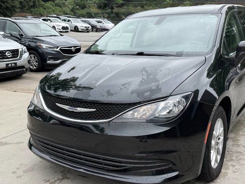 Used 2017 Chrysler Pacifica Touring FWD image 6