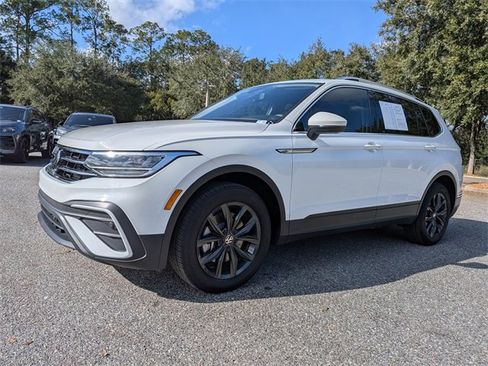 Certified 2024 Volkswagen Tiguan SE image 7